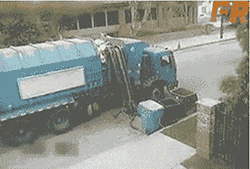 垃圾清运车自动倒垃圾，嗖的一下垃圾洒了一地