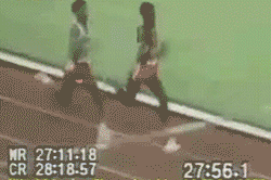 两个运动员跑步，后面的突然打了前面一下