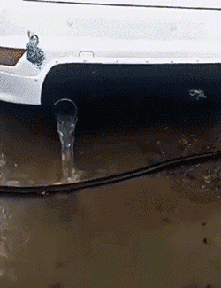 小朋友洗车：右排气筒进水，左排气筒出水