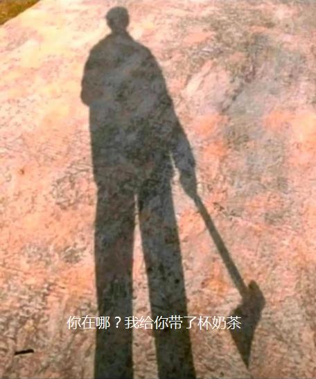 一个人拿斧子拍的影子图